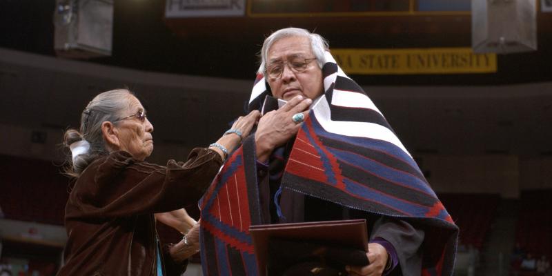 Peterson Zah et sa mère, Mae, 96 ans. Courtesy Arizona State University