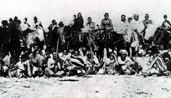 Guerriers navajo emprisonnés à Fort Sumner, New Mexico, 1864-1868. Photograph courtesy National Archives.