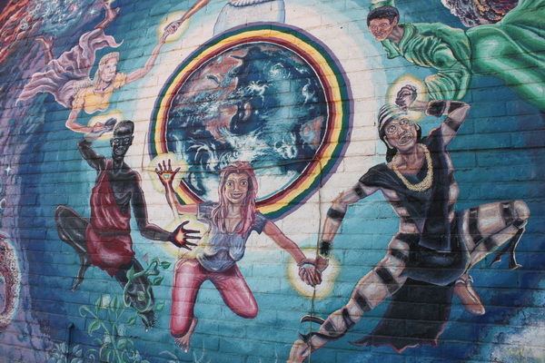 Fresque murale du New Age Center qui propose des randonnées énergétiques (!) dans les "vortex" qui entourent la ville !  © Nausica Zaballos.