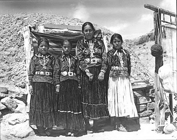 Femmes navajo à Tuba City, Cline Library Archives